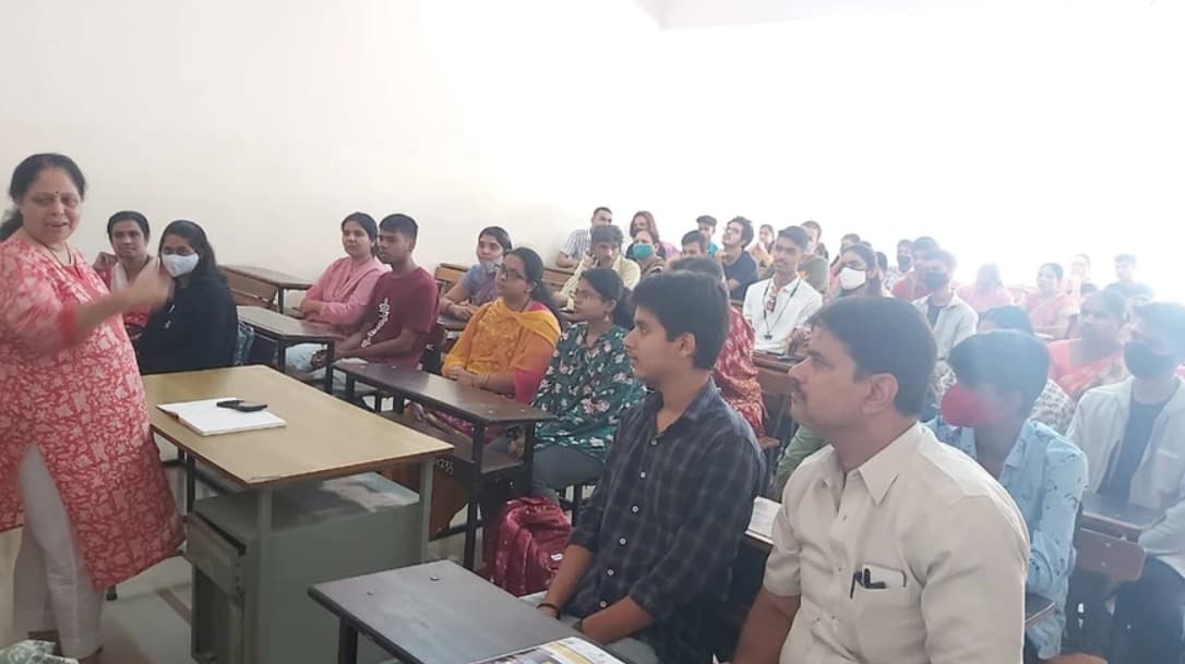 Maharashtriya Mandal college of commerce Classroom photo 2